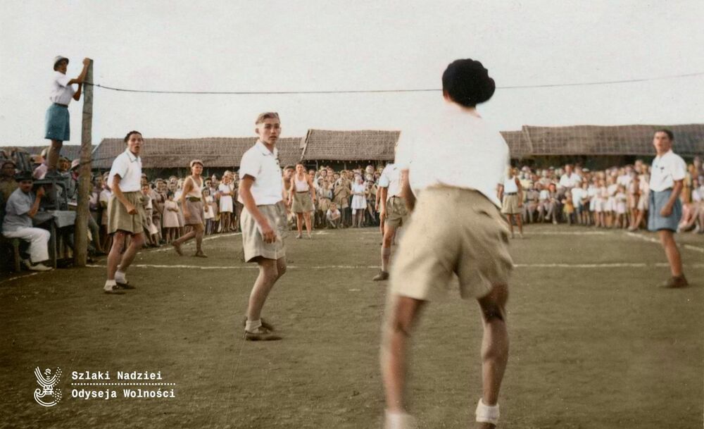 Mecz piłki siatkowej, Valivade-Kolhapur, 1943–1947 r. (fot. Instytut Polski i Muzeum im. gen. Sikorskiego w Londynie, zdjęcie udostępnione przez Fundację Ośrodka KARTA)