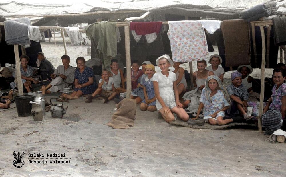 Kobiety i dzieci w szałasie. Pahlewi, Iran, kwiecień 1942 r. (fot. Instytut Polski i Muzeum im. gen. Sikorskiego w Londynie, zdjęcie udostępnione przez Fundację Ośrodka KARTA)