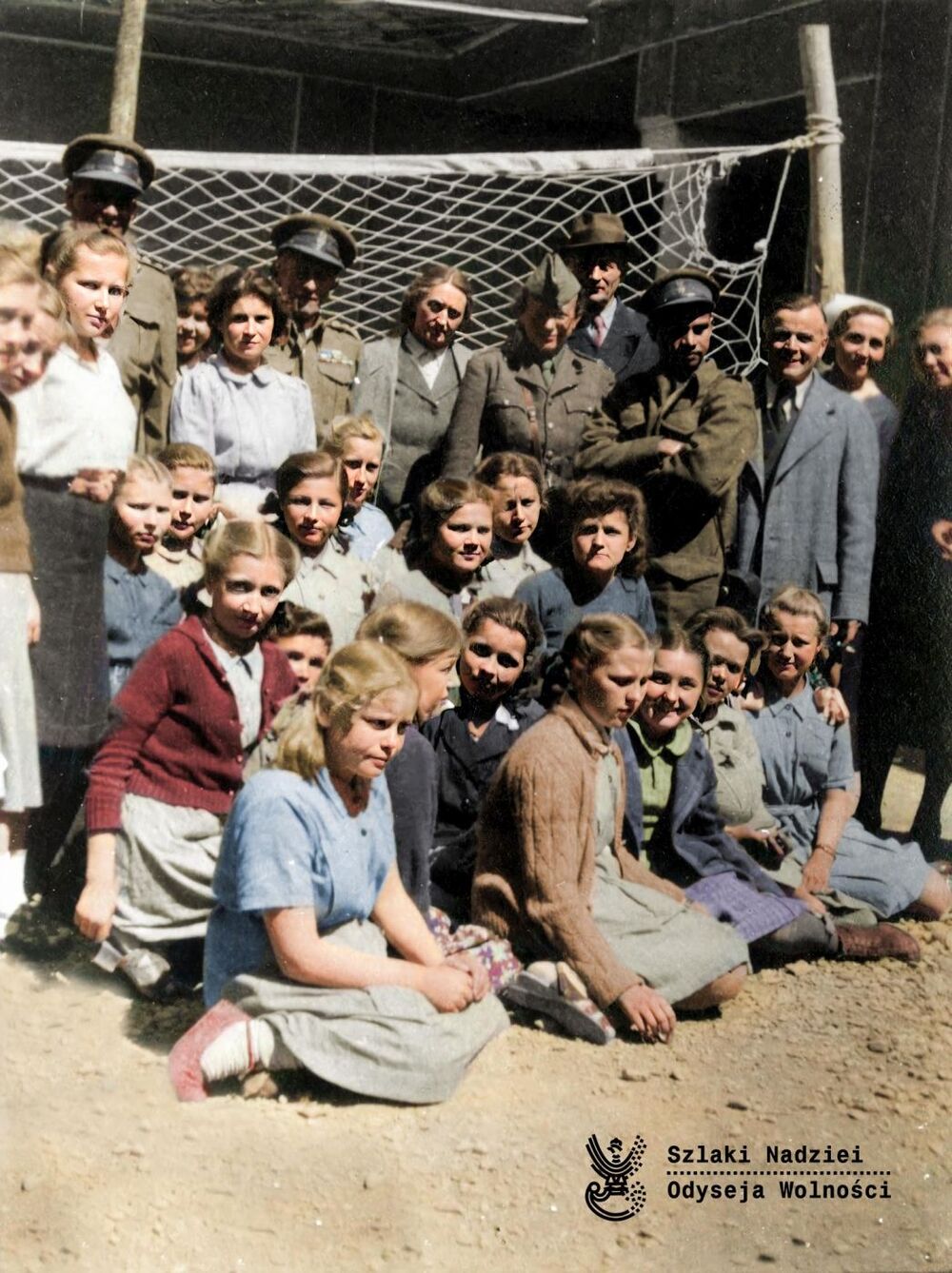 Młodzież szkolna w obozie dla polskich uchodźców. Isfahan, Iran, 1944 r. (fot. kolekcja Adeli Duszy przekazała Halina Guść, zbiory Ośrodka KARTA)