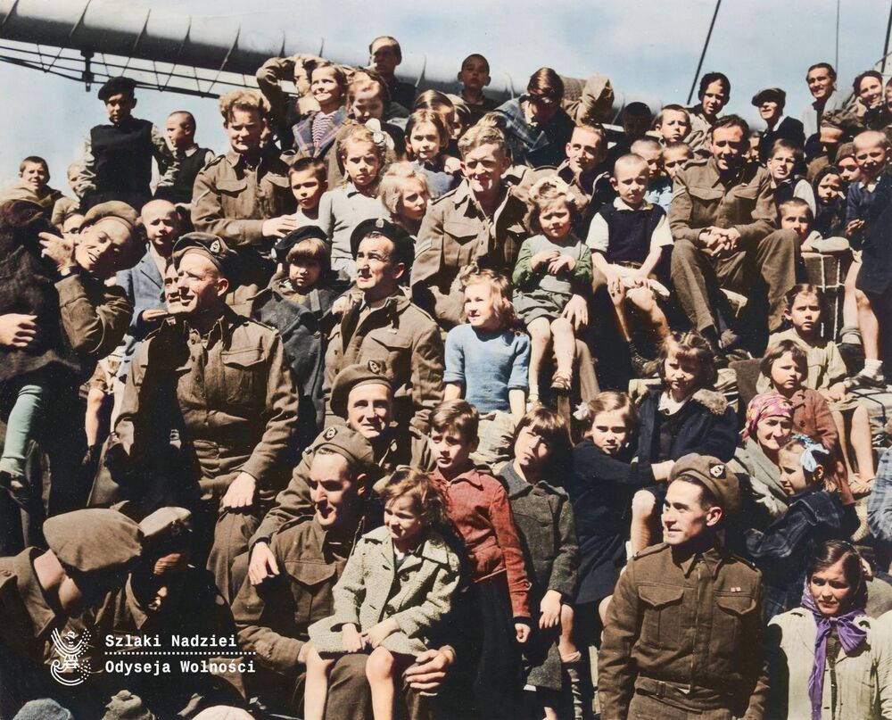 Wielka grupa polskich dzieci w drodze do Nowej Zelandii z Indii. 1943 r. (fot. AIPN)