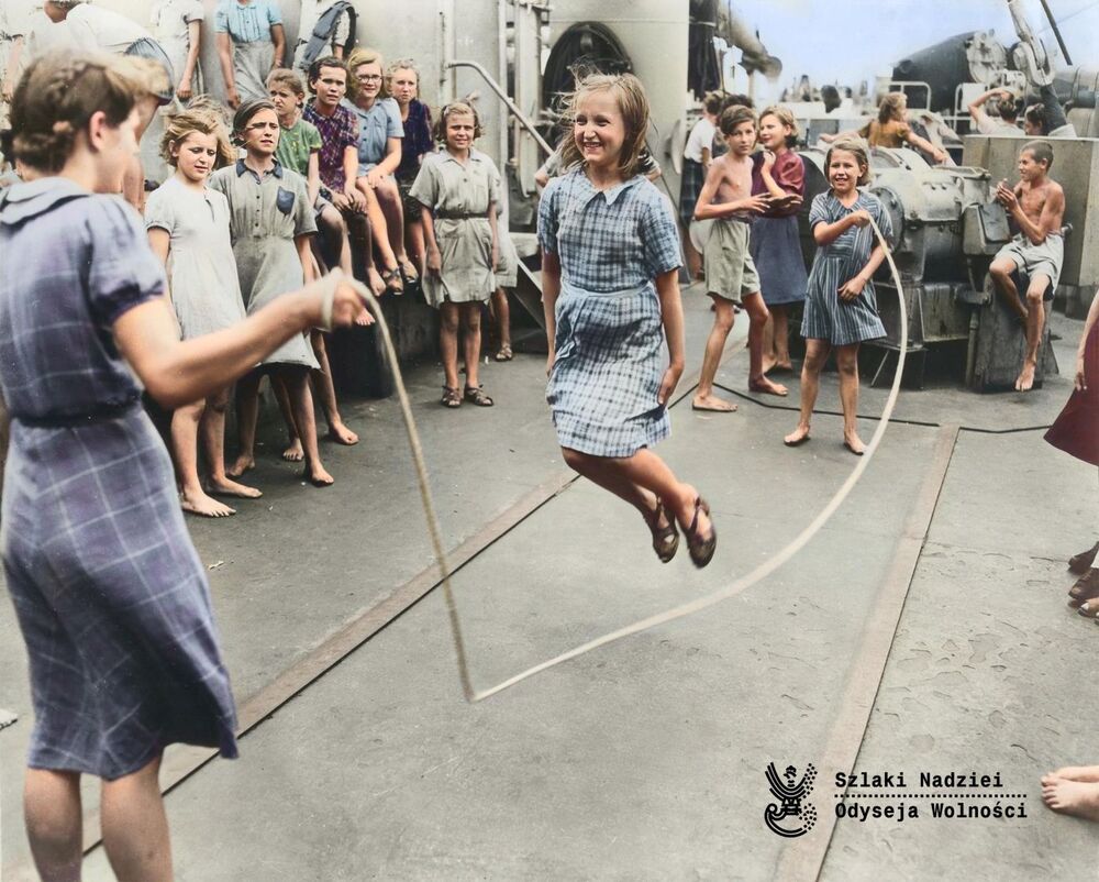 Polskie dzieci, sieroty wojenne, na pokładzie statku w drodze do Bombaju, lata czterdzieste XX w. (fot. AIPN)