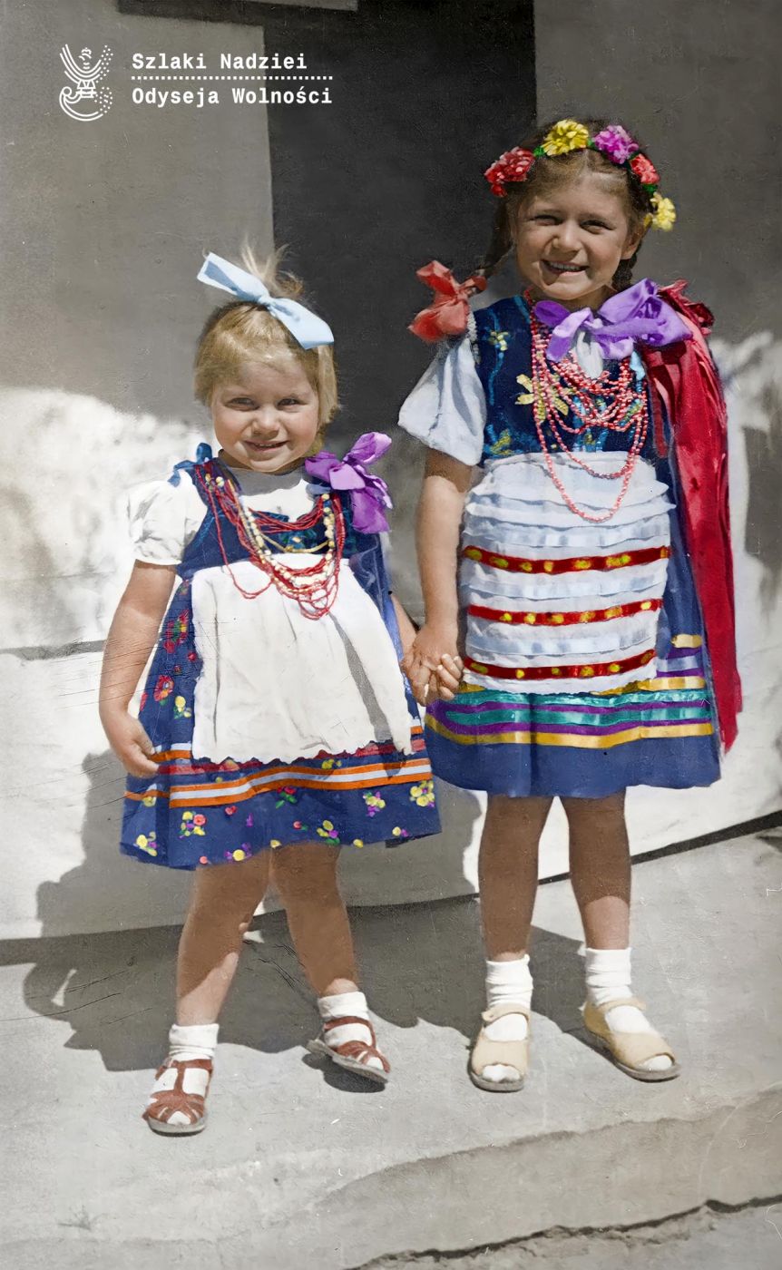 Polskie dziewczynki w strojach ludowych. Podpis oryginalny: "Najmłodsze tancerki". 1943-1946, Rusape, Rodezja Południowa (fot. Instytut Polski i Muzeum im. gen. Sikorskiego w Londynie, zdjęcie udostępnione przez Fundację Ośrodka KARTA)