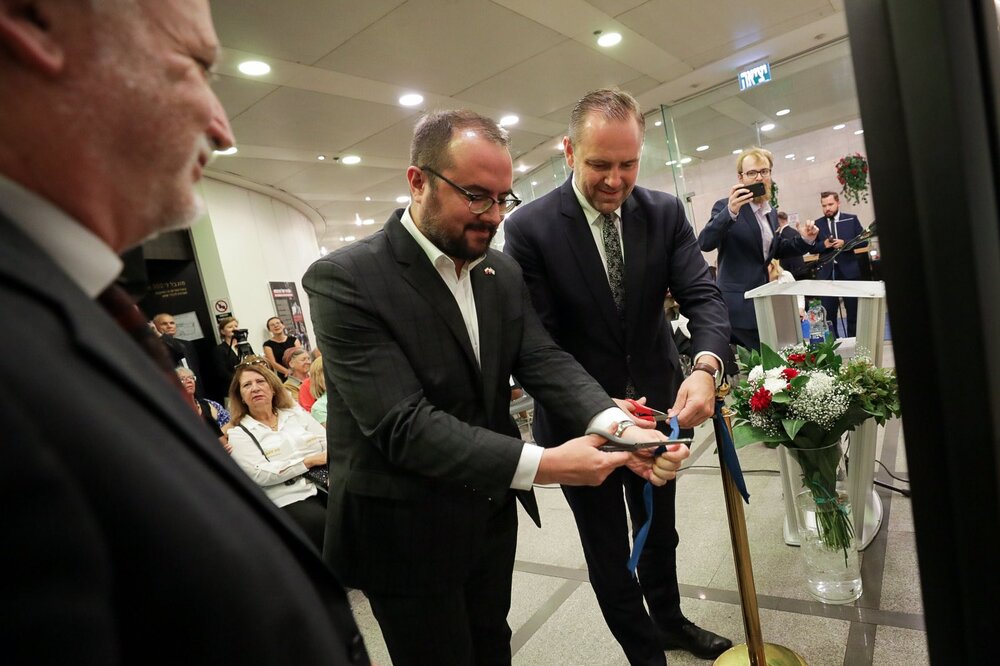 Paweł Jabłoński, wiceminister spraw zagranicznych (P) i dr Karol Nawrocki, prezes IPN (L) podczas otwarcia wystawy IPN „Szlaki Nadziei. Odyseja Wolności” w Izraelu – Jerozolima, 6 czerwca 2023.Fot. Mikołaj Bujak (IPN)