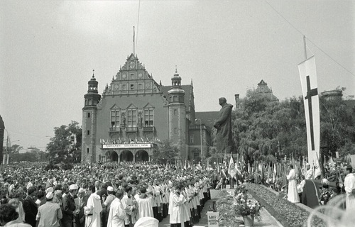 Uroczysta Msza św. na pl. Mickiewicza w 25. rocznicę Poznańskiego Czerwca, 28 czerwca 1981 r. (fot. PAP)