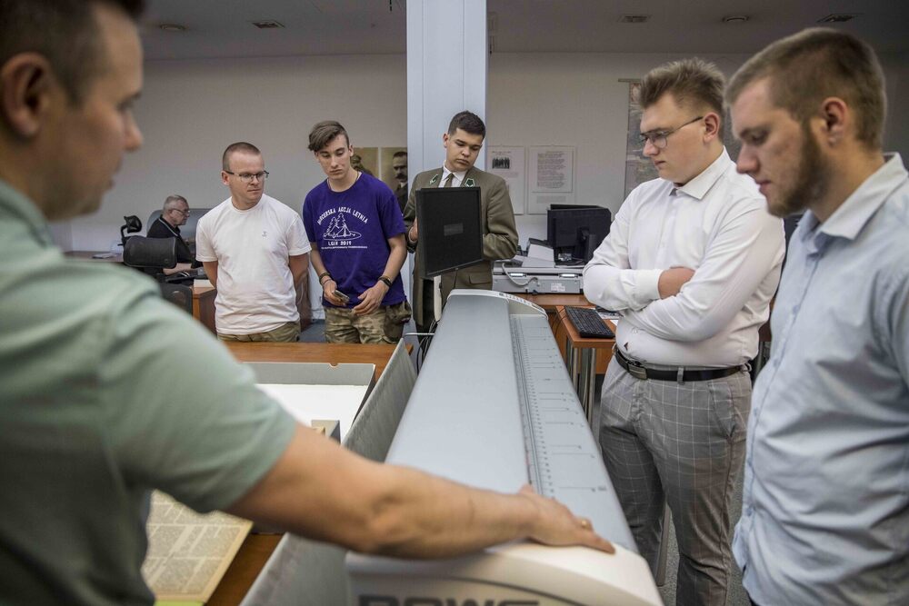 Laureaci konkursu „Ramię Krzep – Ojczyźnie Służ” z wizytą w Archiwum IPN. Fot. Katarzyna Adamów (IPN)