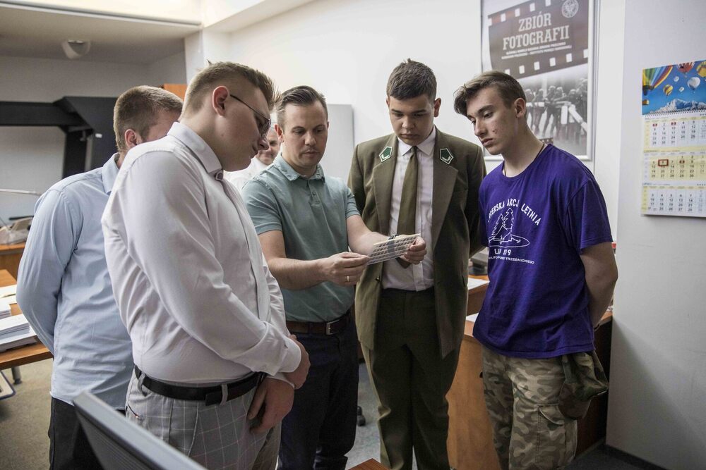 Laureaci konkursu „Ramię Krzep – Ojczyźnie Służ” z wizytą w Archiwum IPN. Fot. Katarzyna Adamów (IPN)