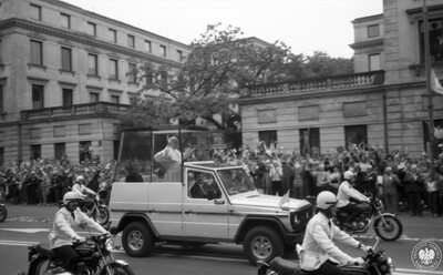 Trzecia pielgrzymka Jana Pawła II do Polski w 1987 r. Przejazd ulicą Krakowskie Przedmieście w Warszawie, zdjęcie z zasobu IPN