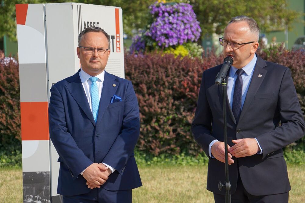 Krzysztof Męciński – dyrektor szczecińskiego oddziału IPN (L) i dr hab. Karol Polejowski – zastępca prezesa IPN (P). Otwarcie wystawy IPN „Gospodarka III Rzeszy” w Szczecinie – 9 czerwca 2023. Fot. M. Łatacz
