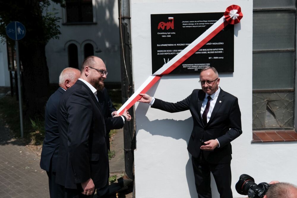 Odsłonięcie tablicy pamiątkowej w 40. rocznicę powstania Ruchu Młodzieży Niezależnej w Gorzowie Wielkopolskim – 10 czerwca 2023. Fot. Paweł Kamrad www.EchoGorzowa.pl