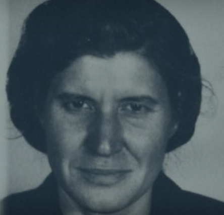 Zdjęcie sygnalityczne Janiny Kruk wykonane w siedzibie MBP w Warszawie, 1948 r. (fot. z zasobu IPN)