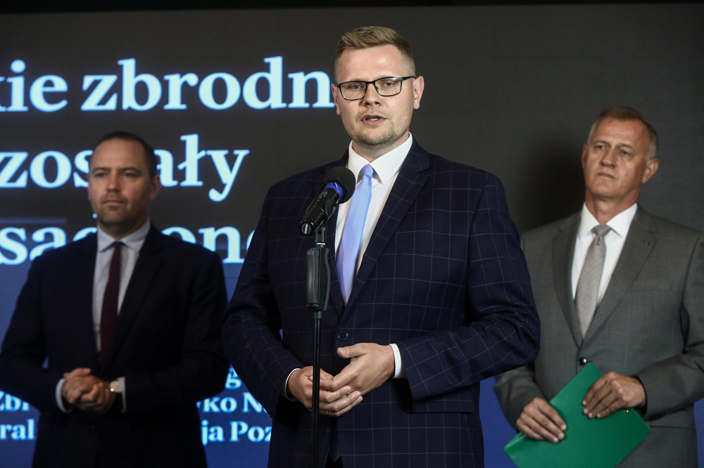 Konferencja prasowa prezesa IPN dr. Karola Nawrockiego i dyrektora GKŚZpNP, zastępcy prokuratora generalnego Andrzeja Pozorskiego. Na pierwszym planie Michał Woś, sekretarz stanu w Ministerstwie Sprawiedliwości – Warszawa, 13 czerwca 2023. Fot. Sławek Kasper (IPN)