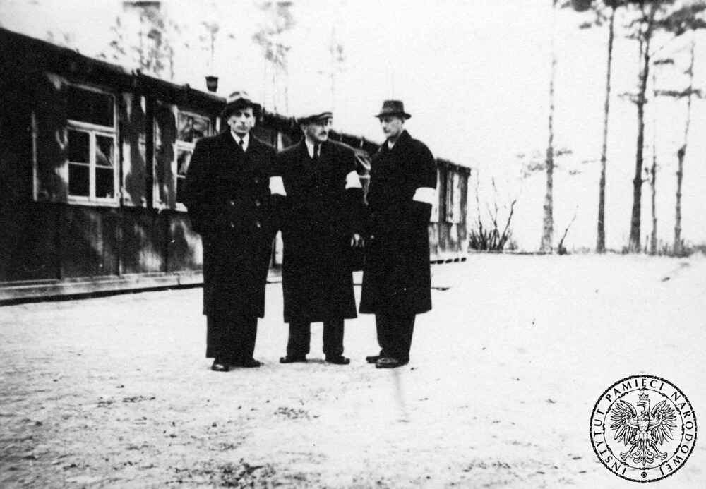 Członkowie delegacji PCK podczas pierwszej ekshumacji oficerów Wojska Polskiego zamordowanych przez NKWD w Katyniu. Stoją od lewej: Kazimierz Skarżyński (sekretarz Zarządu Głównego PCK, kierownik delegacji) oraz członkowie delegacji – rtm. Ludwik Rojkiewicz i Stefan Kołodziejski. Katyń, 16 IV 1943 r. (fot. z zasobu IPN)