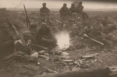 Żołnierze 1 pułku piechoty Legionów Polskich przy ognisku, 1916 r. (zbiory Jerzego Kirszaka)