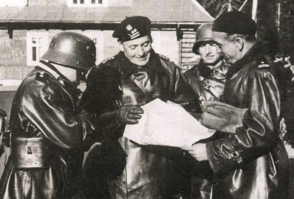 Płk Stanisław Maczek wśród żołnierzy 10. Brygady Kawalerii, 1938 r. Fot. z zasobu AIPN