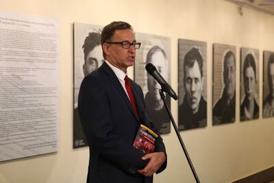 Otwarcie wystawy IPN „Ofiary zbrodni...” w Głównym Urzędzie Poczyt Polskiej w Warszawie. Przemawia prezes IPN Jarosław Szarek. Fot. Inga Budweil (IPN)