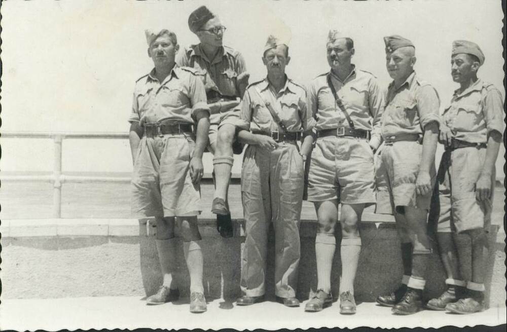 Fot. ze zbiorów AIPN, z kolekcji materialów dotyczących wojennych losów Lucjana Batorowicza. Na odwrocie napis: „Nad brzegiem morza śródziemnego. Tel Aviv 26/V 1942. Palestyna”.