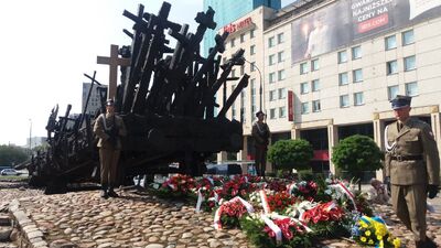 Uroczystość pod pomnikiem Poległym i Pomordowanym na Wschodzie – 11 sierpnia 2017. Fot. Waldemar Kowalski (IPN)