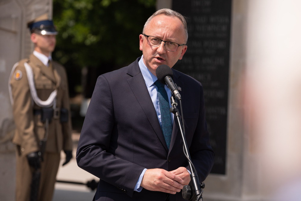 Dr. hab. Karol Polejowski, zastępca prezesa IPN. Obchody Narodowego Dnia Powstań Śląskich przy Grobie Nieznanego Żołnierza – Warszawa, 20 czerwca 2023. Fot. Mikołaj Bujak (IPN)