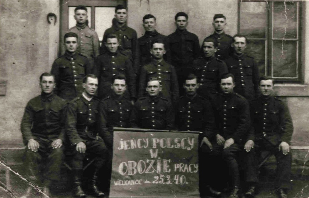 Jeńcy polscy w obozie pracy. Siedzi pierwszy od lewej Stanisław Wąs. Drugi od lewej Stanisław Sobera. Fot. ze zbiorów IPN