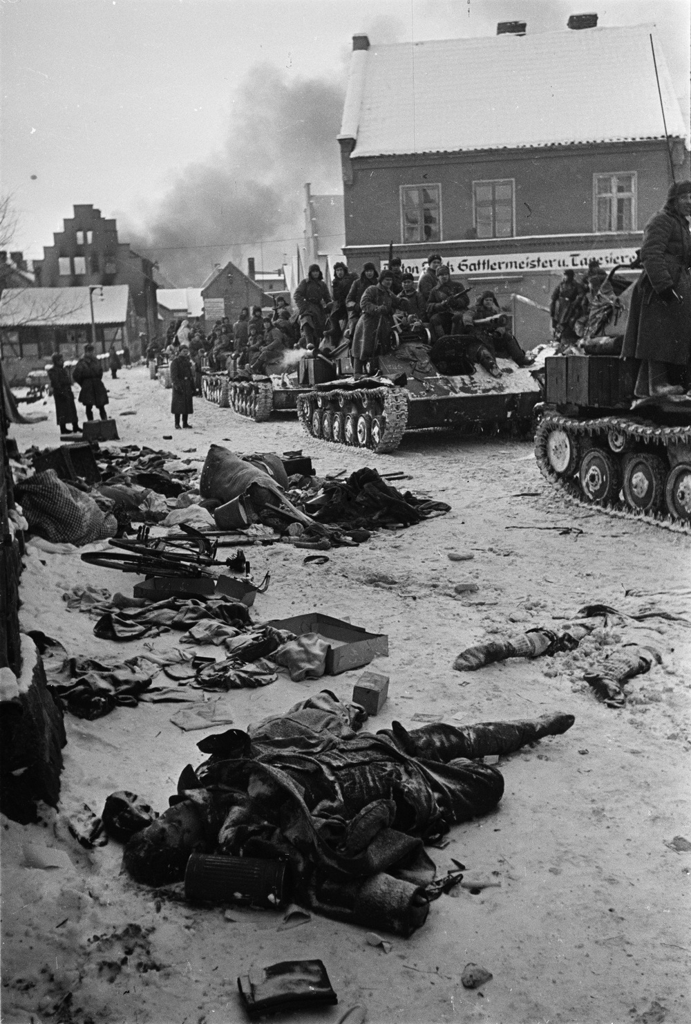 Sowieckie wojsko w Młynarach. Na poboczu leżą ciała pomordowanych. Fot. ze zbiorów Muzeum II Wojny Światowej w Gdańsku, nr inwentarzowy: 0016-7