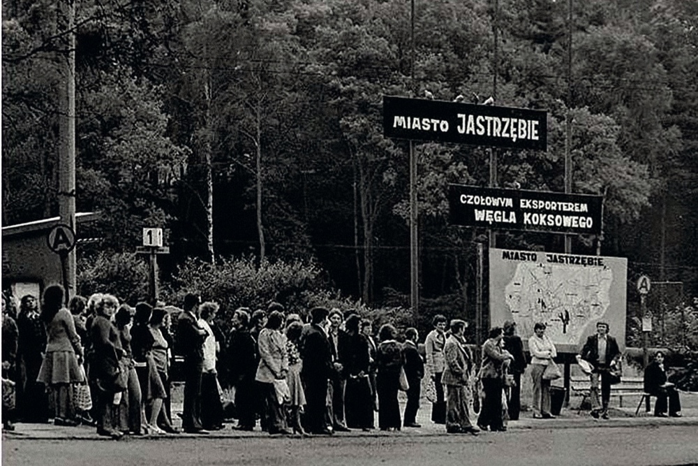Mieszkańcy Jastrzębia na przystanku autobusowym (fot. Józef Żak)