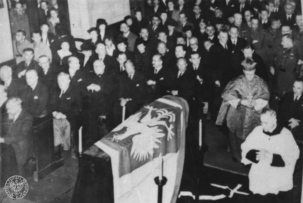 Londyn, kościół Matki Boskiej Częstochowskiej, nabożeństwo po śmierci premiera i Naczelnego Wodza Polskich Sił Zbrojnych gen. Władysława Sikorskiego, 6 lipca 1943. W ławce pierwszej 1L Stanisław Grabski, drugiej (z lewej strony) od prawej: ministrowie Marian Seyda, Wacław Komarnicki i Jan Kwapiński. Za trumną abp William Godfrey. Widoczni m.in. minister August Zaleski, posłowie Władysław Banaczyk, Michał Kwiatkowski, Arka Bożek i Elżbieta Korfantowa, gen. Stanisław Ujejski. Fot. z zasobu IPN