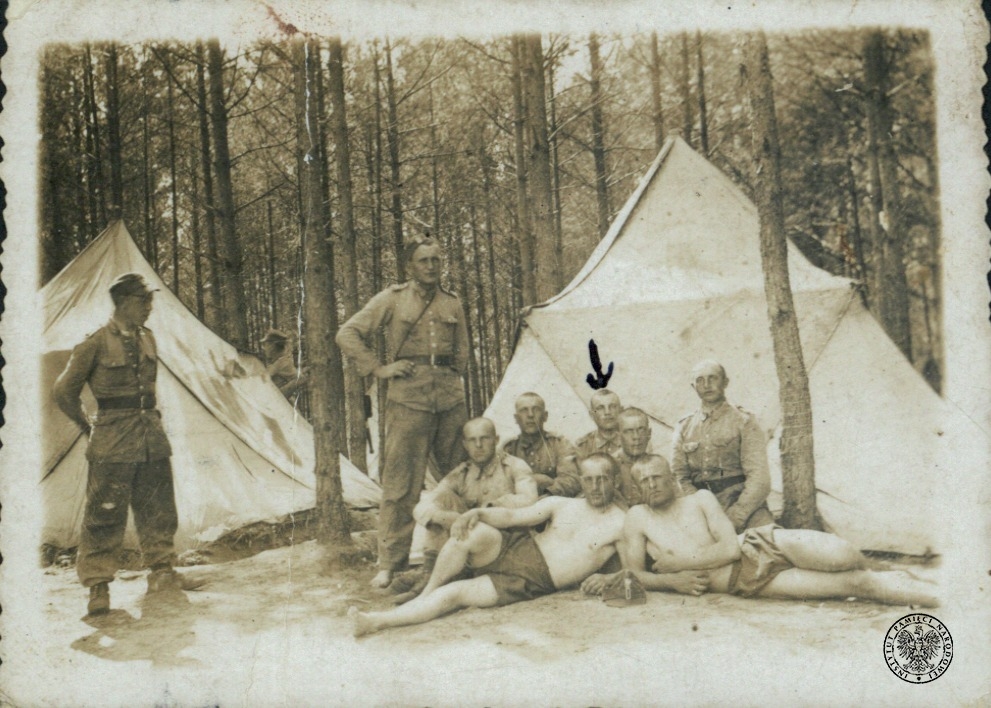 Kazimierz Żmijewski ps. „Jan” (zaznaczony strzałką), członek oddziału NZW pod dowództwem Wacława Grabowskiego ps. „Puszczyk”. Ciężko ranny w trakcie obławy przeprowadzonej przez wojska KBW i funkcjonariuszy UB i MO w m. Niedziałki w pow. mławskim, zmarł prawdopodobnie w Szpitalu Powiatowym w Mławie 5 lipca 1953 r. (fot. z zasobu IPN)