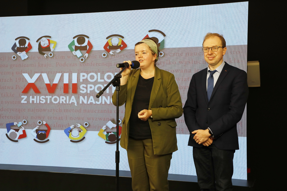 Inauguracja XVII Polonijnych Spotkań z Historią Najnowszą. Na zdj. Michalina Żelazny, naczelnik BEN IPN i Michał Rybak, koordynator Polonijnych Spotkań z Historią Najnowszą  – Warszawa, 3 lipca 2023. Fot. Piotr Życieński (IPN)