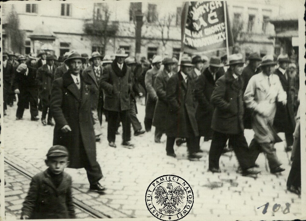 W zbiorze znajdują się zdjęcia z różnych uroczystości, manifestacji i pochodów odbywających się w Tarnowie w latach 1920-1939 (Depozyt rodziny Ciołkoszów, zasób IPN)