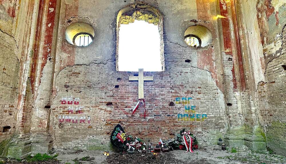 Ruiny polskiego kościoła w Kisielinie. Fot. Rafał Leśkiewicz (IPN)