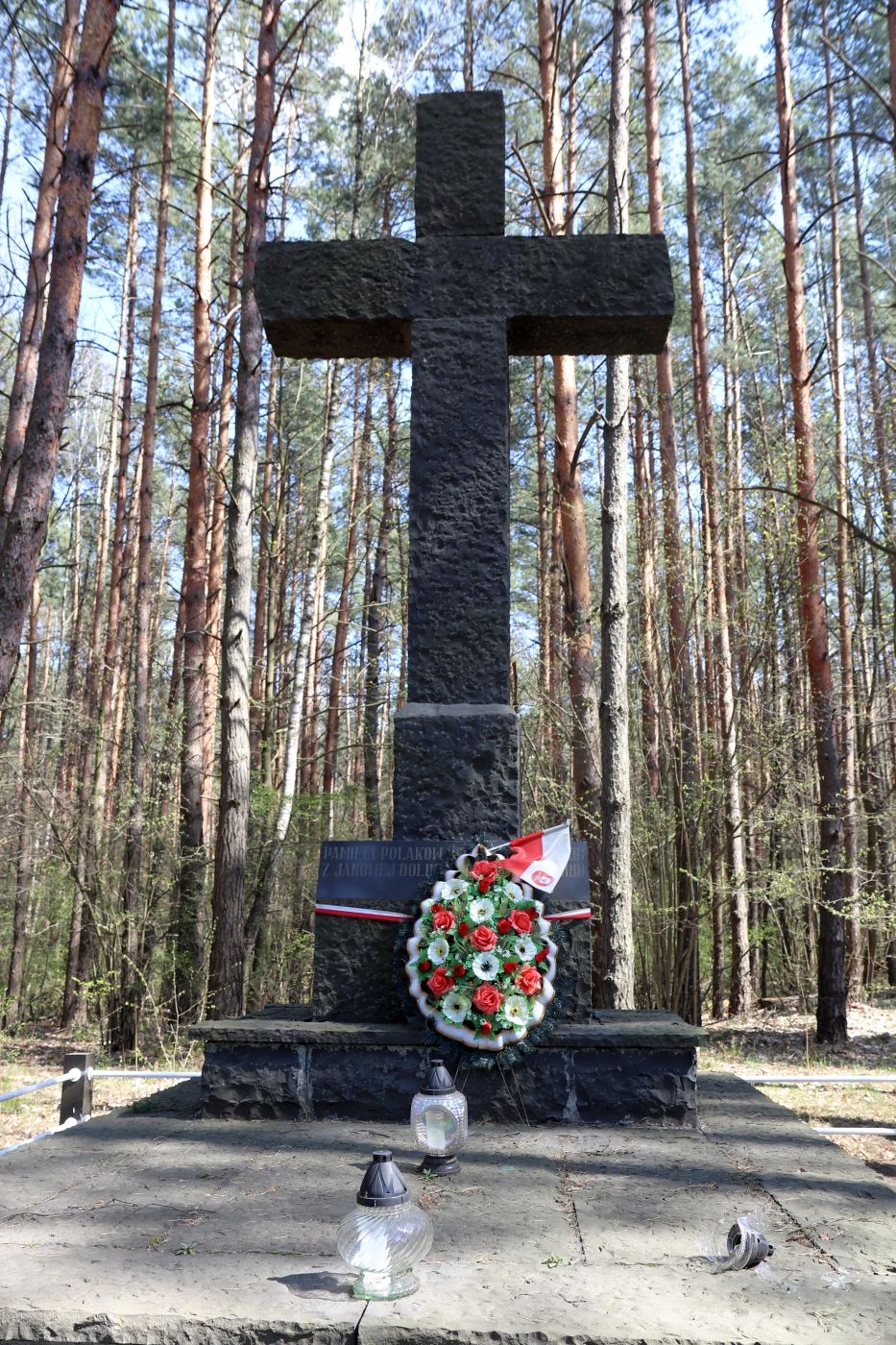 Pomnik w miejscowości Bazaltowe (na miejscu przedwojennej Janowej Doliny), postawiony w 1998 r. Fot. IPN