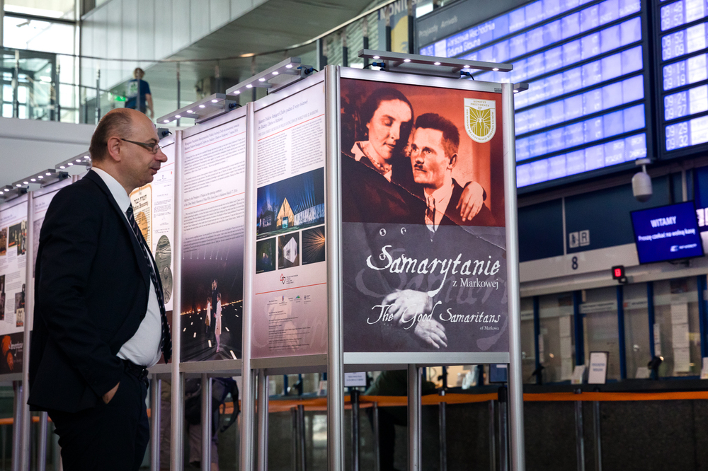 Wystawa „Samarytanie z Markowej” w holu głównym Dworca Centralnego – Warszawa, 13 lipca 2023. Fot. Sławek Kasper (IPN)