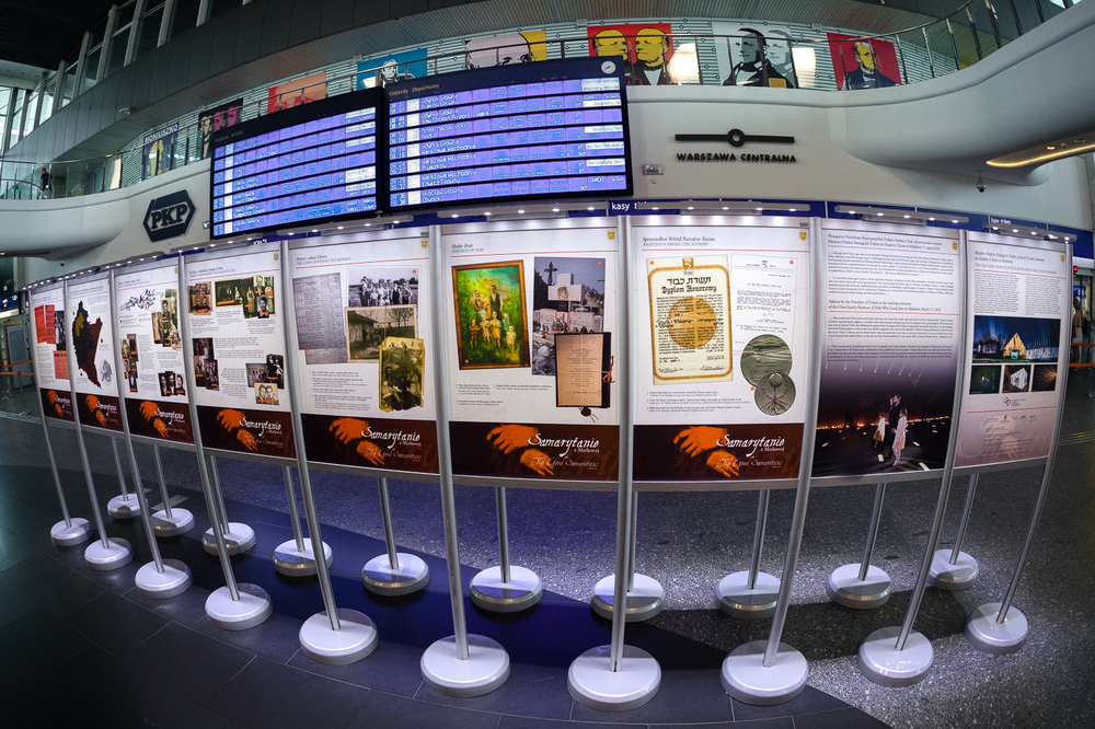 Wystawa „Samarytanie z Markowej” w holu głównym Dworca Centralnego – Warszawa, 13 lipca 2023. Fot. Sławek Kasper (IPN)