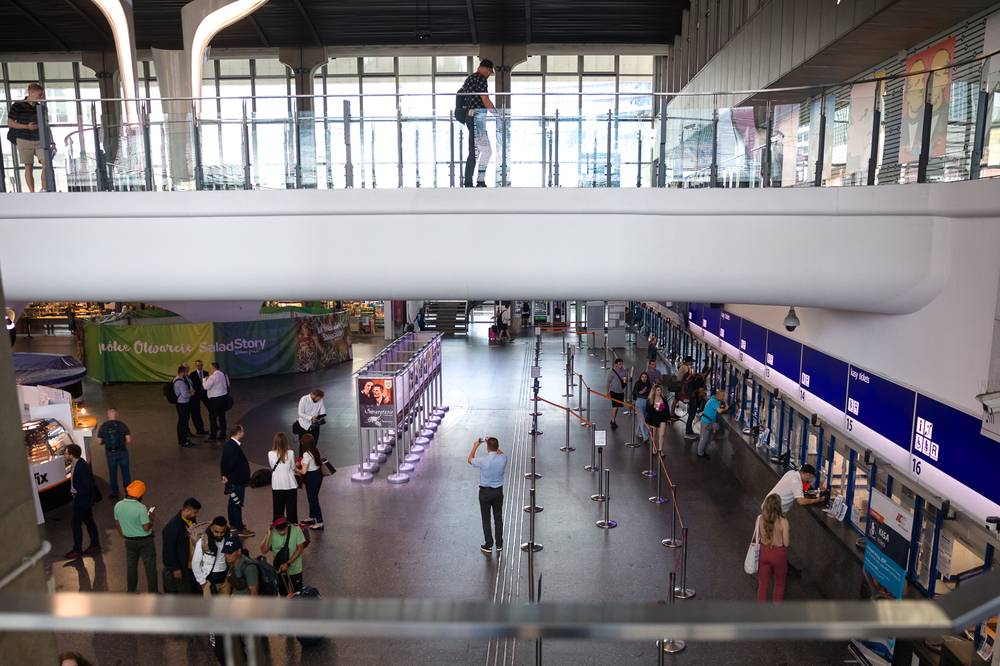 Wystawa „Samarytanie z Markowej” w holu głównym Dworca Centralnego – Warszawa, 13 lipca 2023. Fot. Sławek Kasper (IPN)