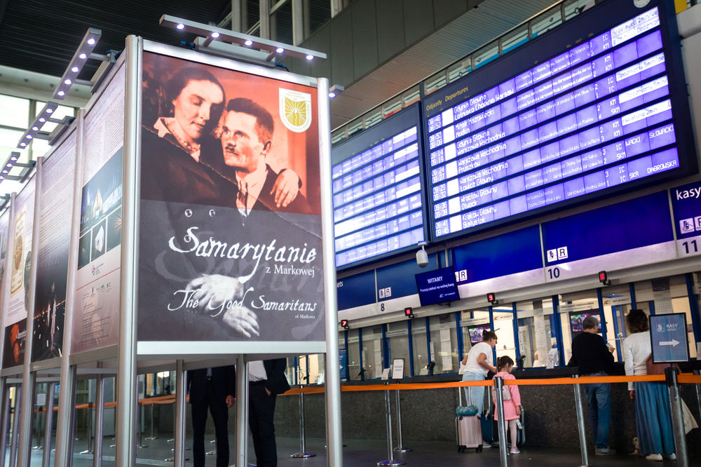 Wystawa „Samarytanie z Markowej” w holu głównym Dworca Centralnego – Warszawa, 13 lipca 2023. Fot. Sławek Kasper (IPN)
