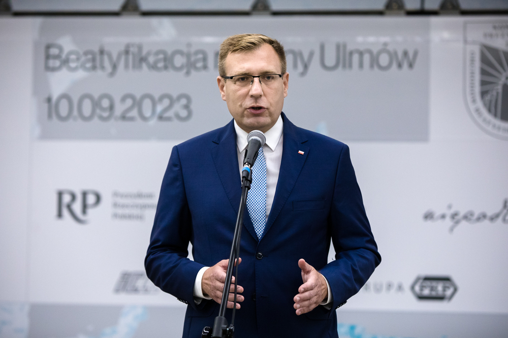 Maciej Małecki – sekretarz stanu w ministerstwie aktywów państwowych podczas prezentacji lokomotywy z grafikami przedstawiającymi Rodzinę Ulmów – Warszawa, 13 lipca 2023. Fot. Sławek Kasper (IPN)