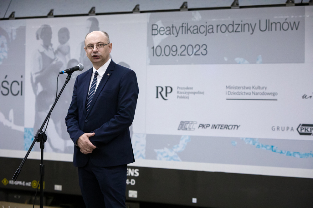 Wystąpienie dr. Mateusza Szpytmy, zastępcy prezesa IPN podczas prezentacji lokomotywy z grafikami przedstawiającymi Rodzinę Ulmów – Warszawa, 13 lipca 2023. Fot. Sławek Kasper (IPN)