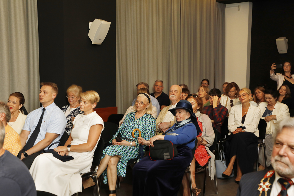 Wernisaż wystawy obrazów „Londyn żywy. Emigracyjne portrety Barbary Kaczmarowskiej-Hamilton” – Warszawa, 12 lipca 2023. Fot. Piotr Życieński (IPN)