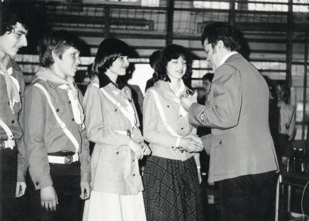 Oficer MO wręcza nagrodę harcerzom, lata osiemdziesiąte (fot. z zasobu IPN)