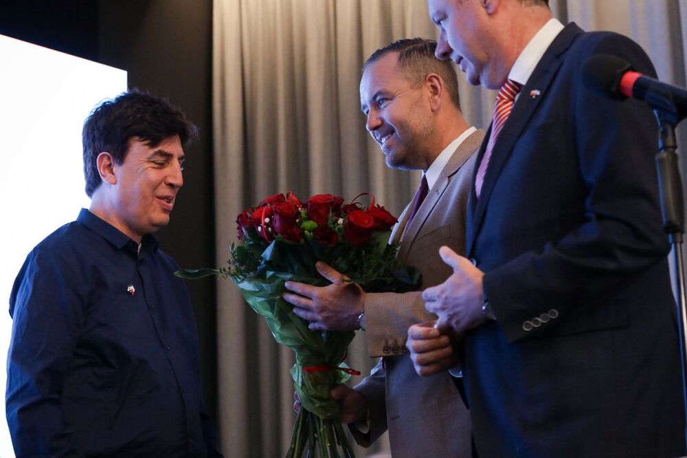 Uroczyste przekazanie nieśmiertelnika należącego do Franciszka Żbikowskiego jego bliskim – Warszawa, 19 lipca 2023. Fot. Mikołaj Bujak (IPN)