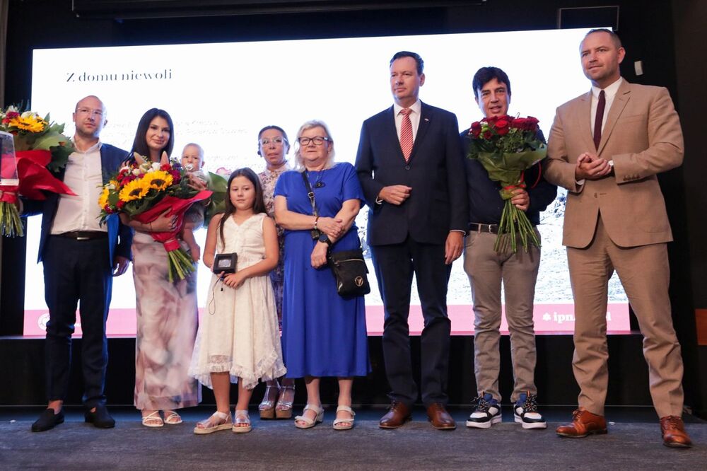 Uroczyste przekazanie nieśmiertelnika należącego do Franciszka Żbikowskiego jego bliskim – Warszawa, 19 lipca 2023. Fot. Mikołaj Bujak (IPN)