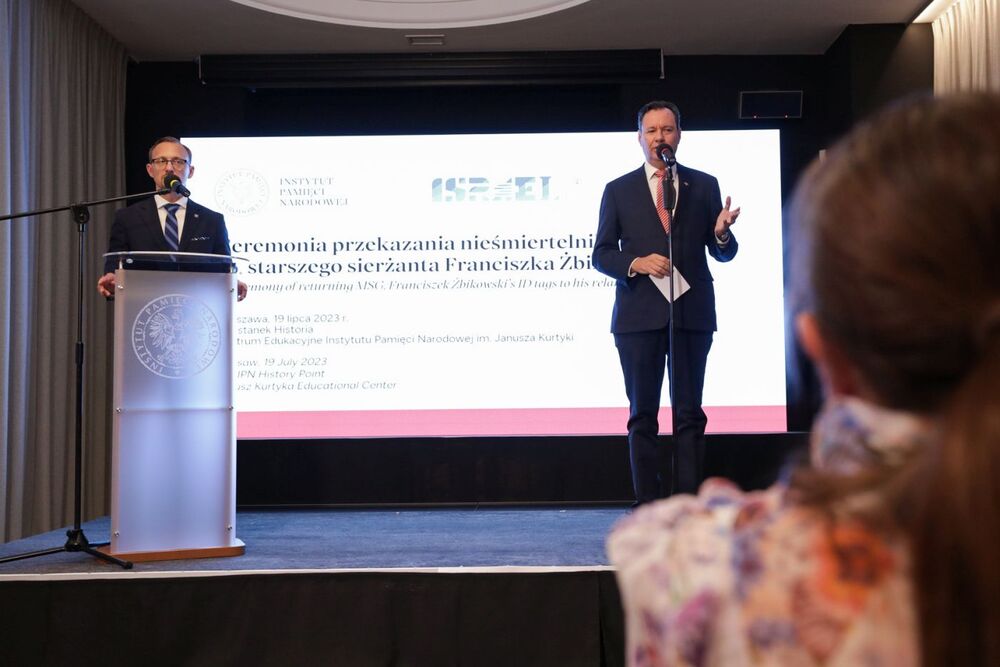 Uroczyste przekazanie nieśmiertelnika należącego do Franciszka Żbikowskiego jego bliskim – Warszawa, 19 lipca 2023. Fot. Mikołaj Bujak (IPN)