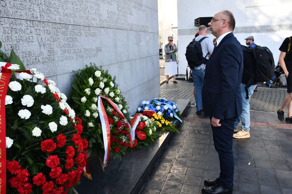 Zastępca prezesa IPN dr Mateusz Szpytma złożył wieniec pod murem-pomnikiem Umschlagplatz – Warszawa, 21 lipca 2023. Fot. Andrzej Węcławek (IPN)