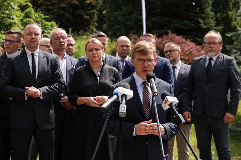 Wojewoda warmińsko-mazurski Artur Chojecki podczas konferencji prasowej na temat dekomunizacji przestrzeni publicznej – Olsztyn, 22 lipca 2023. Fot. Mikołaj Bujak (IPN)
