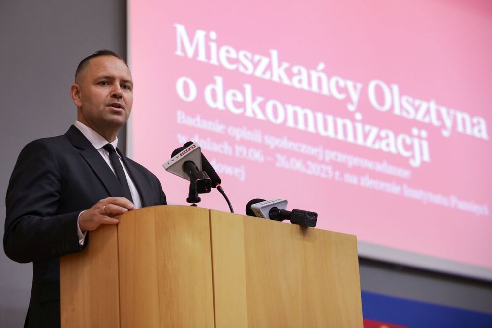 Prezes IPN dr Karol Nawrocki podczas sesji popularnonaukowej na temat dekomunizacji przestrzeni publicznej – Olsztyn, 22 lipca 2023. Fot. Mikołaj Bujak (IPN)