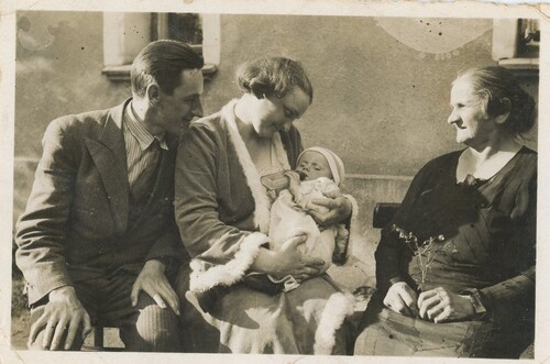 Teofil Katra z rodziną Fot. Muzeum Oświaty Ziemi Łódzkiej