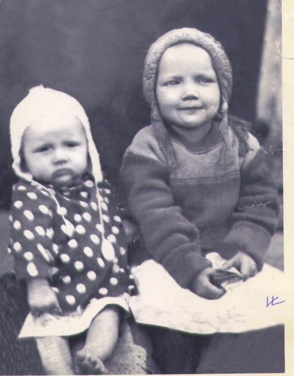 Archiwum rodzinne, Ravilia Barabanowa, dziewczynka w wieku ok. 3 lat siedzi po lewej, młodsza to jej przyrodnia siostrzyczka Rafija Iliaczewna Aitova, ur. 17 kwietnia 1939 r.