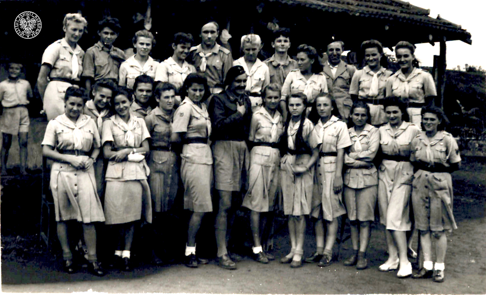 Hm. Zdzisław Peszkowski w towarzystwie Wodzów Gromad Zuchowych. Osiedle Polskie w Valivade, ok. 1945-1947. Fot. z zasobu AIPN