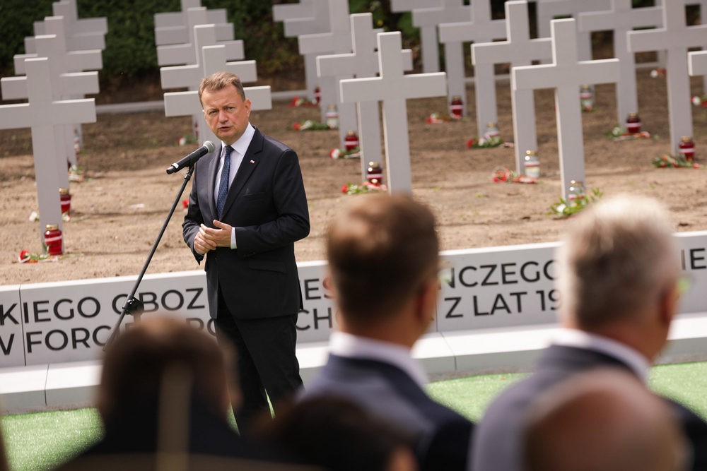 Minister Obrony Narodowej Mariusz Błaszczak podczas uroczystości upamiętniającej ofiary niemieckich zbrodni na terenie Fortu III w Pomiechówku – Pomiechówek, 31 lipca 2023. Fot. Mikołaj Bujak (IPN)