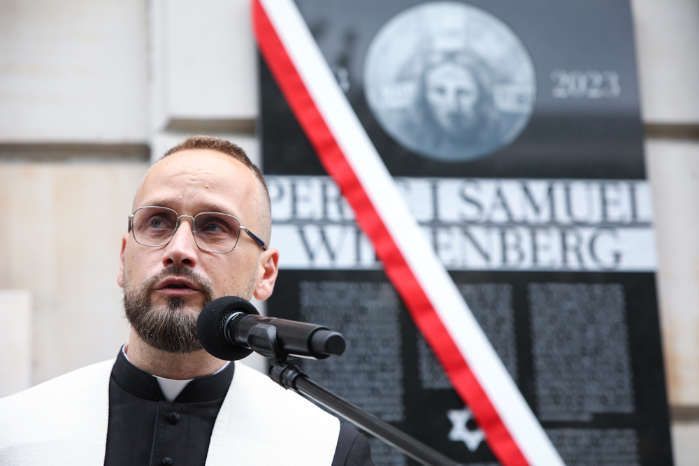 Odsłonięcie tablicy upamiętniającej Pereca i Samuela Willenbergów – Warszawa, 1 sierpnia 2023. Fot. Sławek Kasper (IPN)